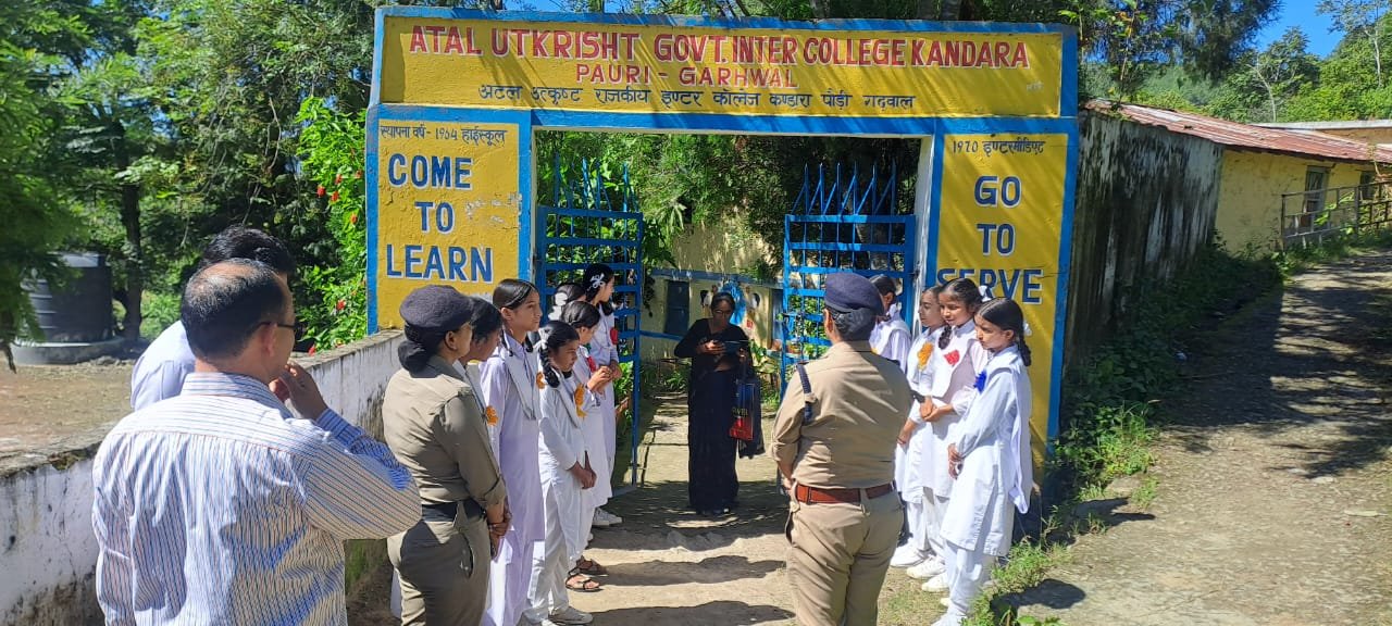 पौड़ी पुलिस का शानदार काम SSP के निर्देश पर स्कूलों में जागरुकता अभियान