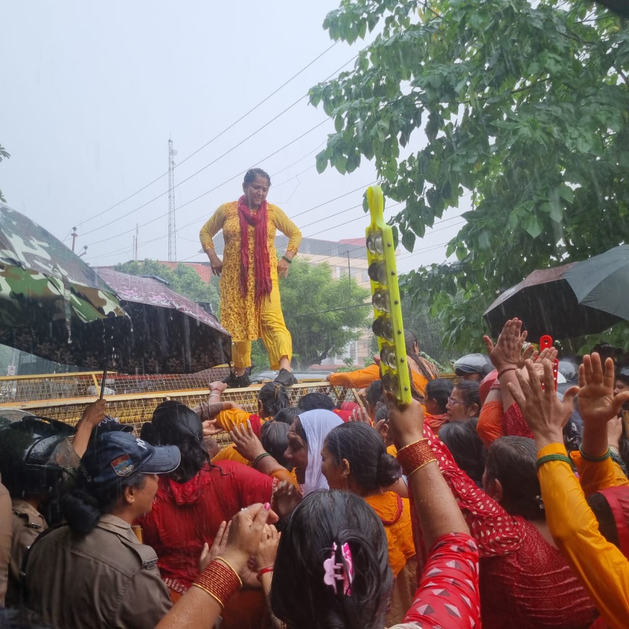 टेक होम राशन के मुद्दे पर महिला कांग्रेस का सचिवालय घेराव