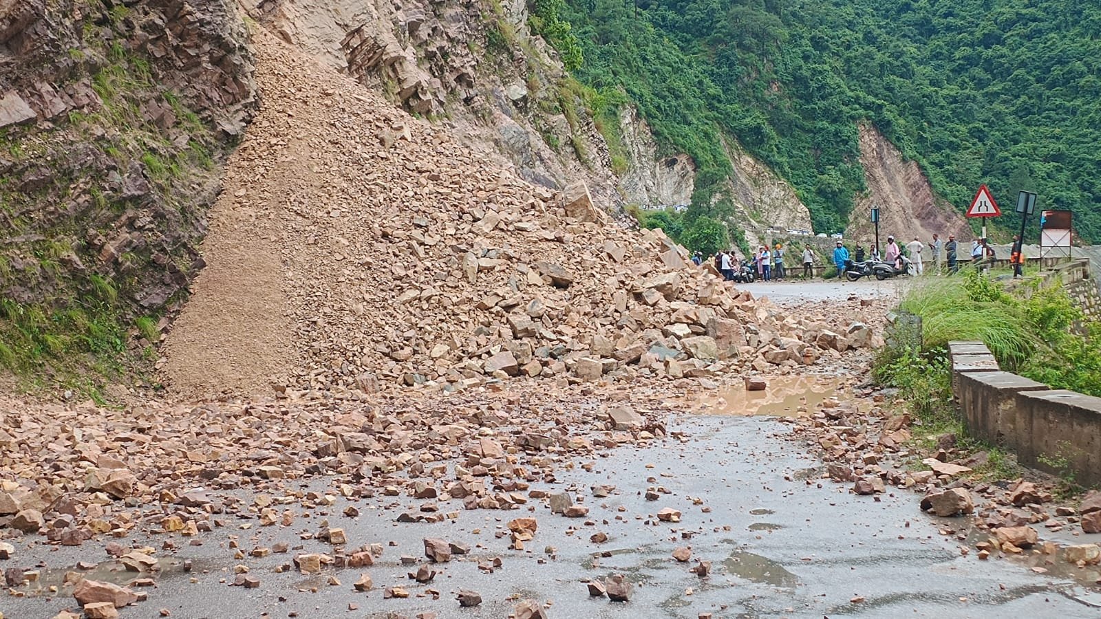 रुद्रप्रयाग के नरकोटा में भूस्खलन से दिक्कत