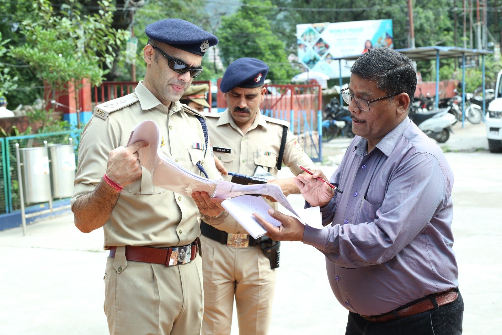 SSP पौड़ी ने किया लक्ष्मणझूला थाने का निरीक्षण खामियां दूर करने का निर्देश