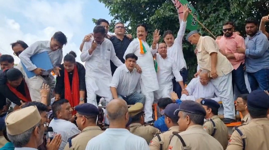 हल्द्वानी में कांग्रेस का हल्ला बोल सरकार के खिलाफ सड़कों पर उमड़ा जनसैलाब