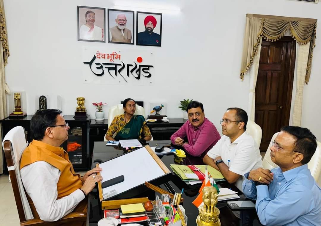 सीएम धामी ने की अफसरों के साथ बैठक