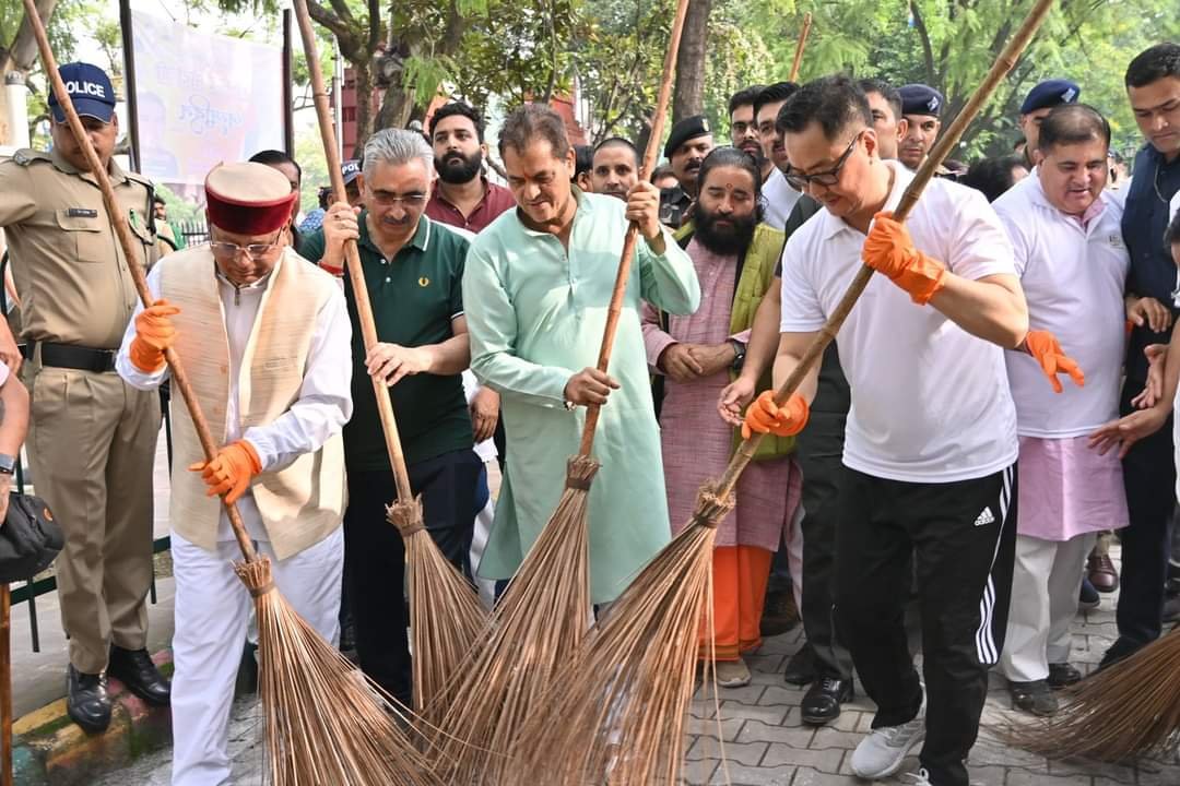 देहरादून में चला स्वच्छता अभियान किरेन रिजिजू रहे मौजूद
