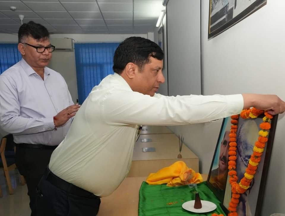 महानिदेशक सूचना बंशीधर तिवारी ने जयंती पर बापू और शास्त्री जी को किया नमन