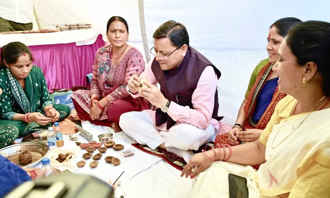 रुद्रप्रयाग में सीएम ने किया विभागीय स्टॉल्स का निरीक्षण
