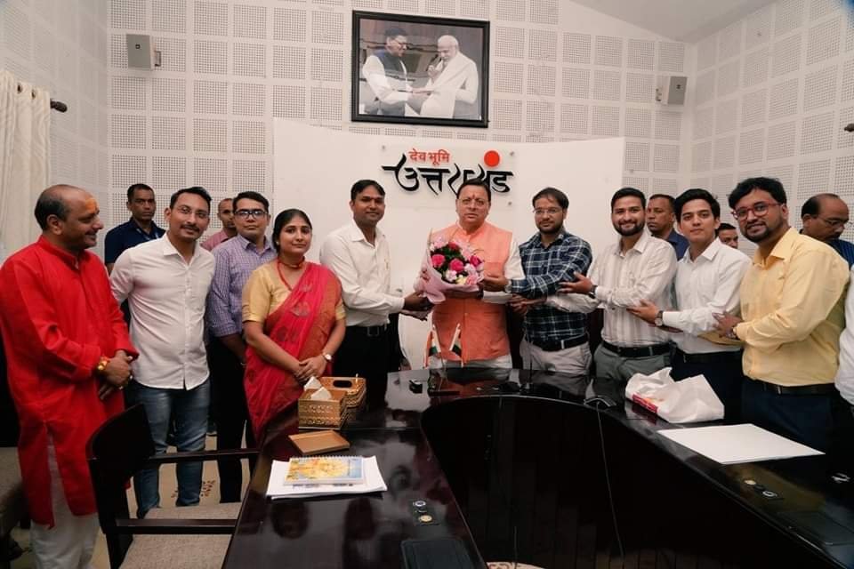 प्रांतीय सिविल सेवा में चयनित अभ्यर्थियों ने की धामी से मुलाकात