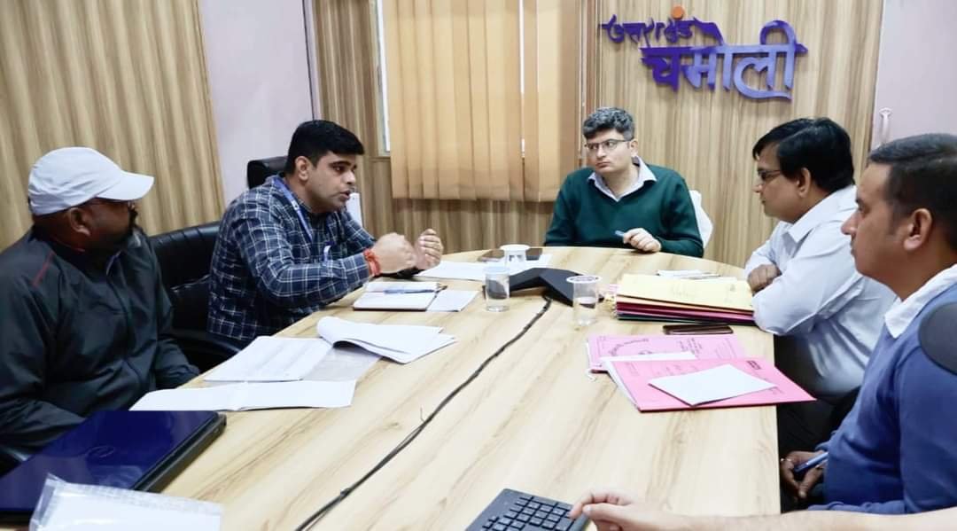 चमोली के हेलंग में सड़क सुधारने का काम तेज