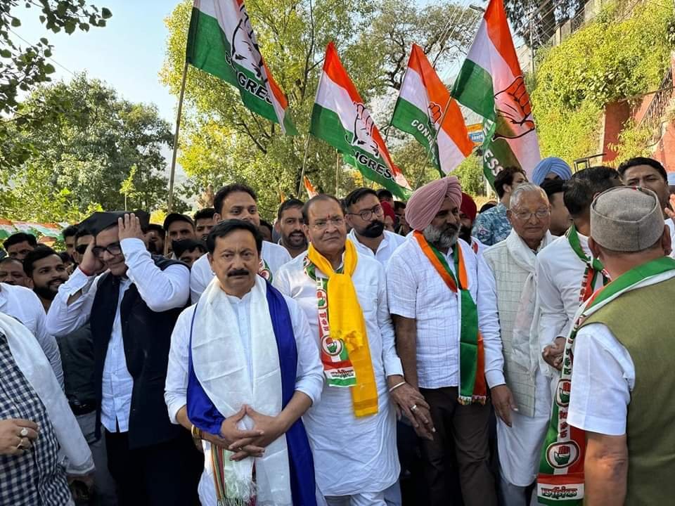 नैनीताल में कांग्रेस ने किया कुमाऊं कमिश्नरी का घेराव