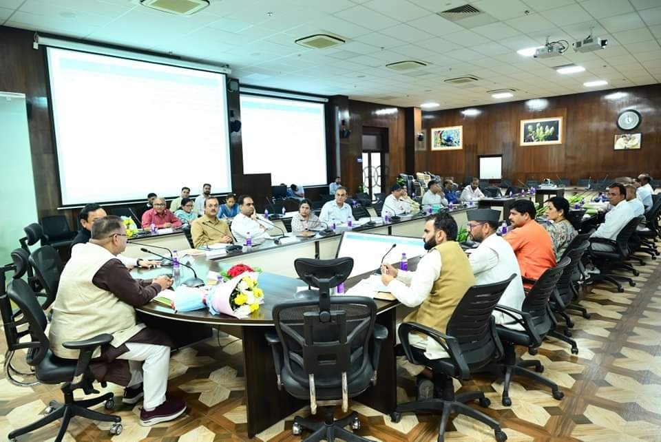 गणेश जोशी ने ली रोजगार गरंटी परिषद की बैठक