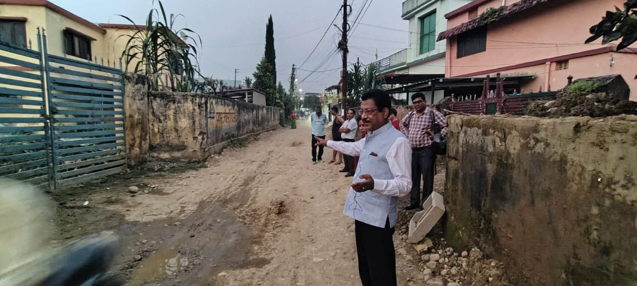 स्मार्ट सिटी के नाम पर बना दी गढ्डा सिटी