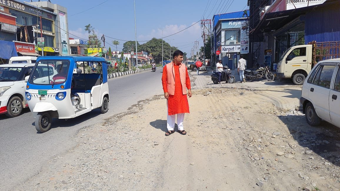 धामी का गड्ढा मुक्त सड़कों का दावा फेल रविंद्र आनंद ने साधा निशाना