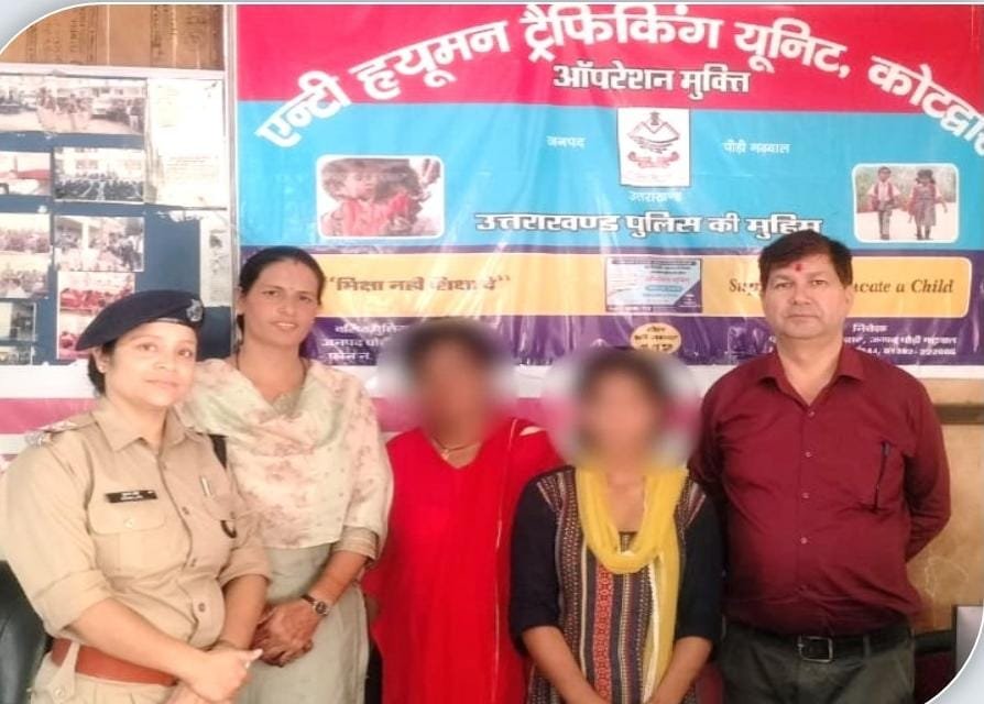 पौड़ी पुलिस ने नाबालिग लड़की को परिजनों से मिलाया