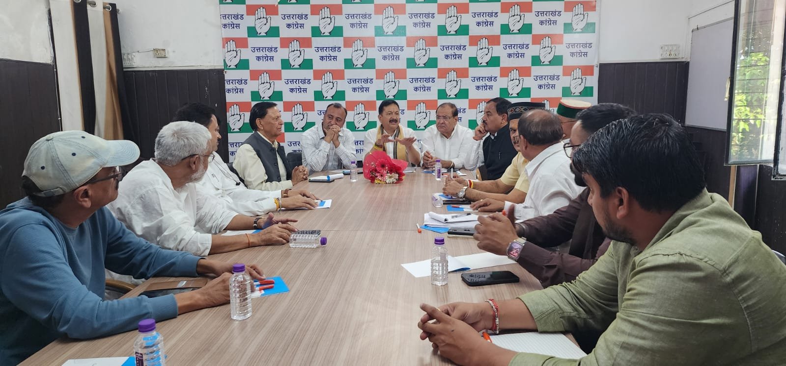 कांग्रेस की बैठक में ‘लड़ाई’ की नौबत सीनियर पदाधिकारी ने दी इस्तीफे की धमकी