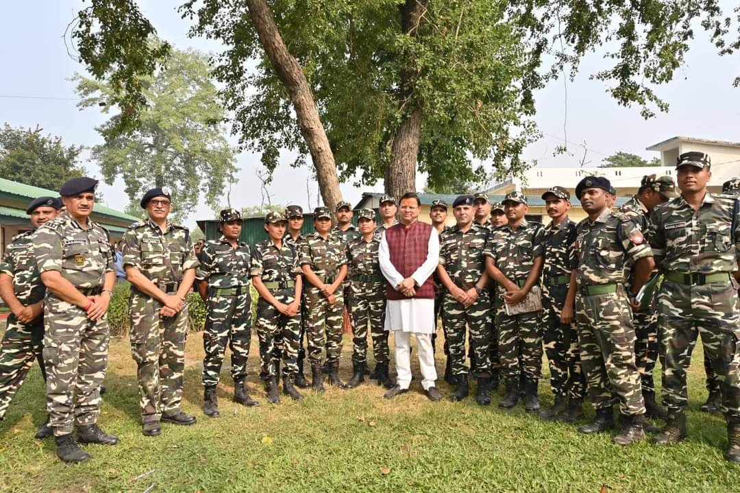 पूर्व सैनिकों के साथ सीएम धामी ने मनाई दीपावली