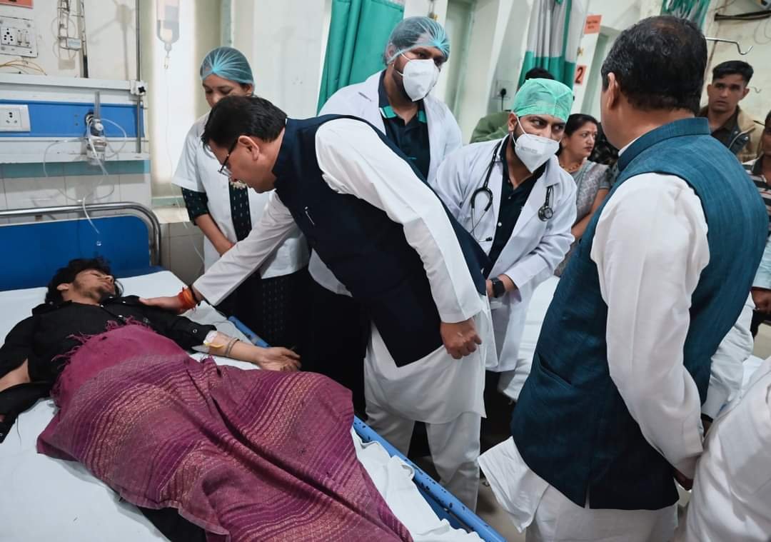 सीएम धामी ने जाना घायलों का हाल