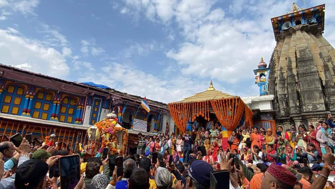 शीतकालीन गद्दी स्थल ओंकारेश्वर मंदिर पहुंची बाबा केदार की डोली