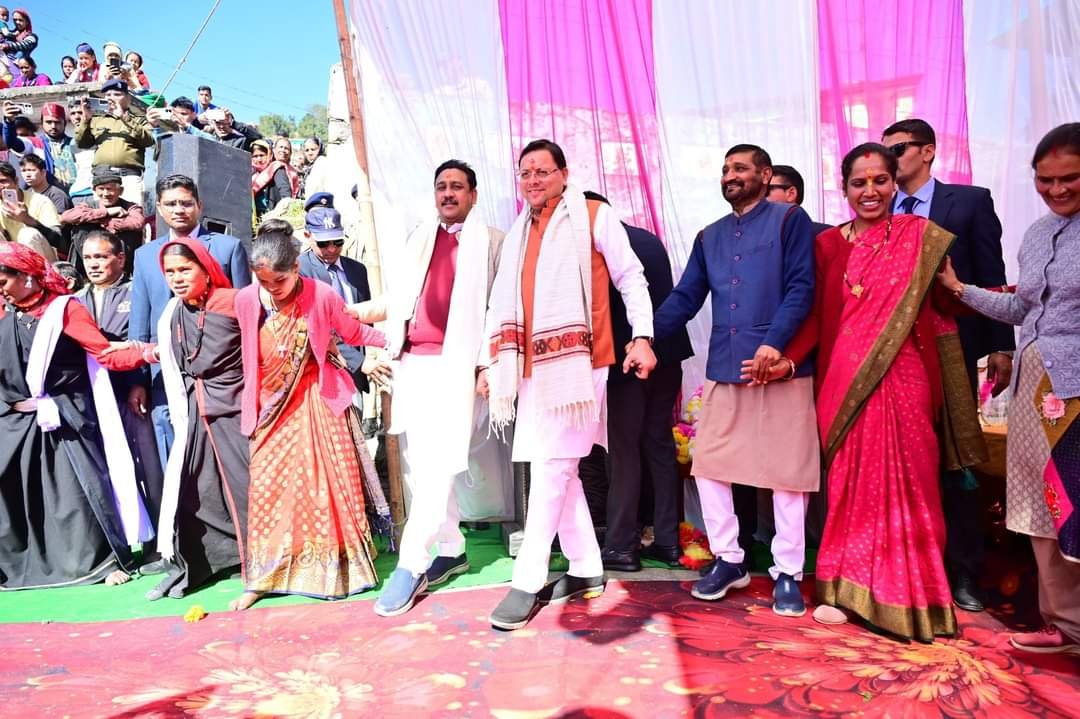 चमोली के सारकोट गांव में झुमेलो पर झूमे सीएम धामी