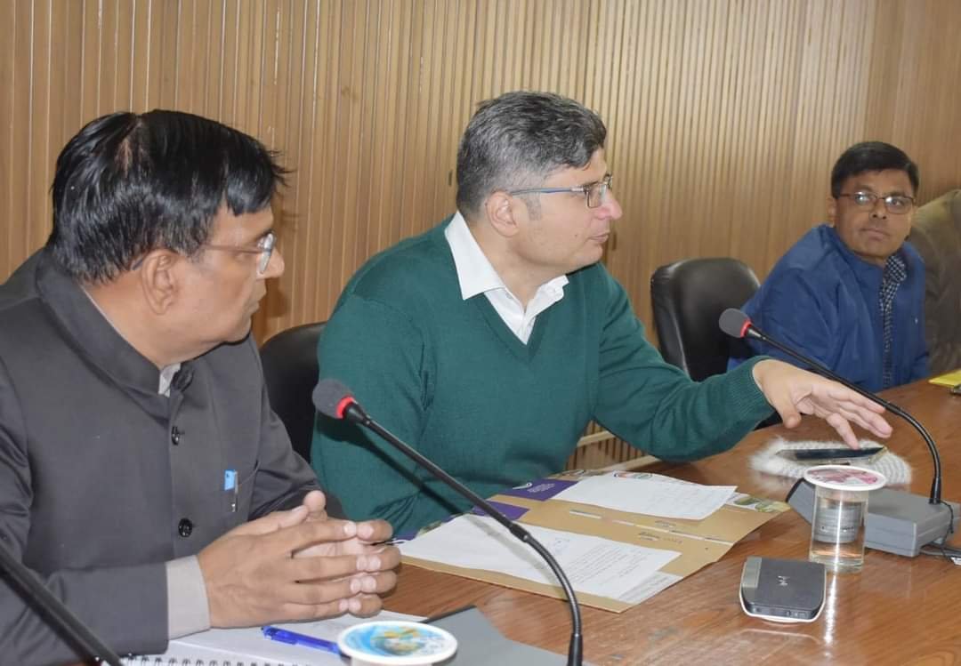 डीएम ने की सीएम हेल्पलाइन की समीक्षा