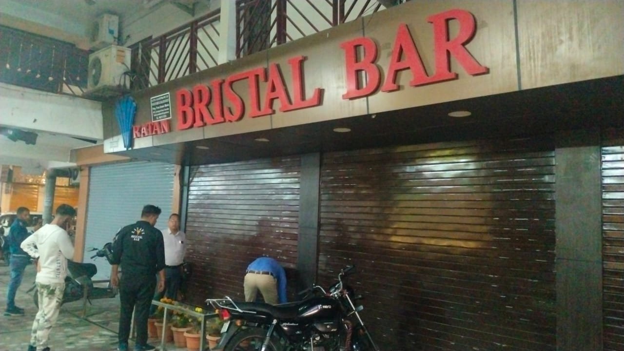 पब और बार पर देहरादून के डीएम का छापा