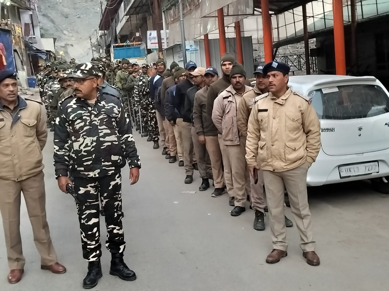 केदारनाथ उपचुनाव में मतदान से पहले पुलिस ने किया फ्लैग मार्च