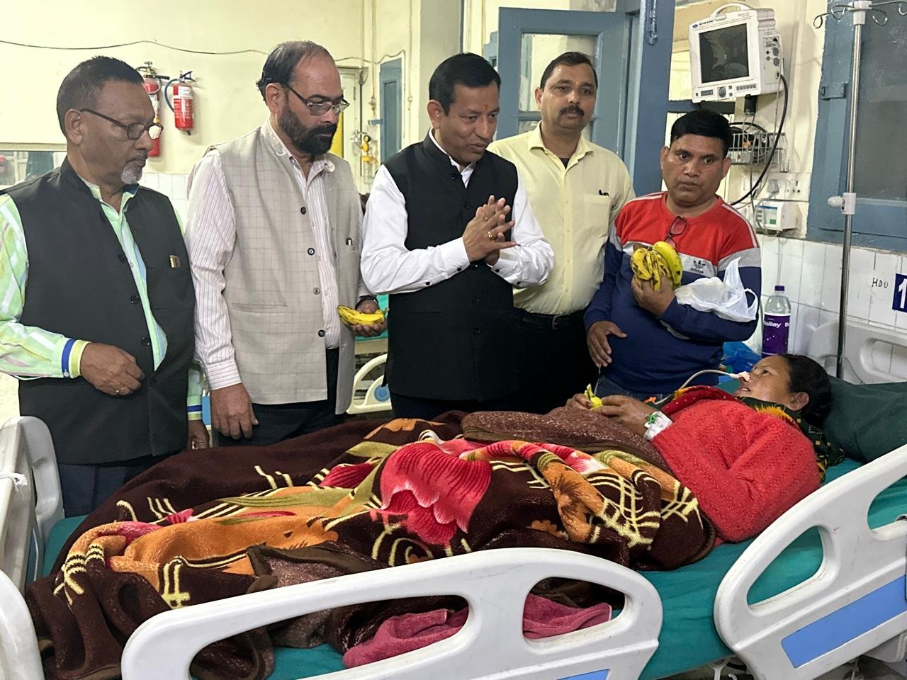 पंडित नेहरू की जयंती पर कांग्रेस नेताओं ने बांटे फल