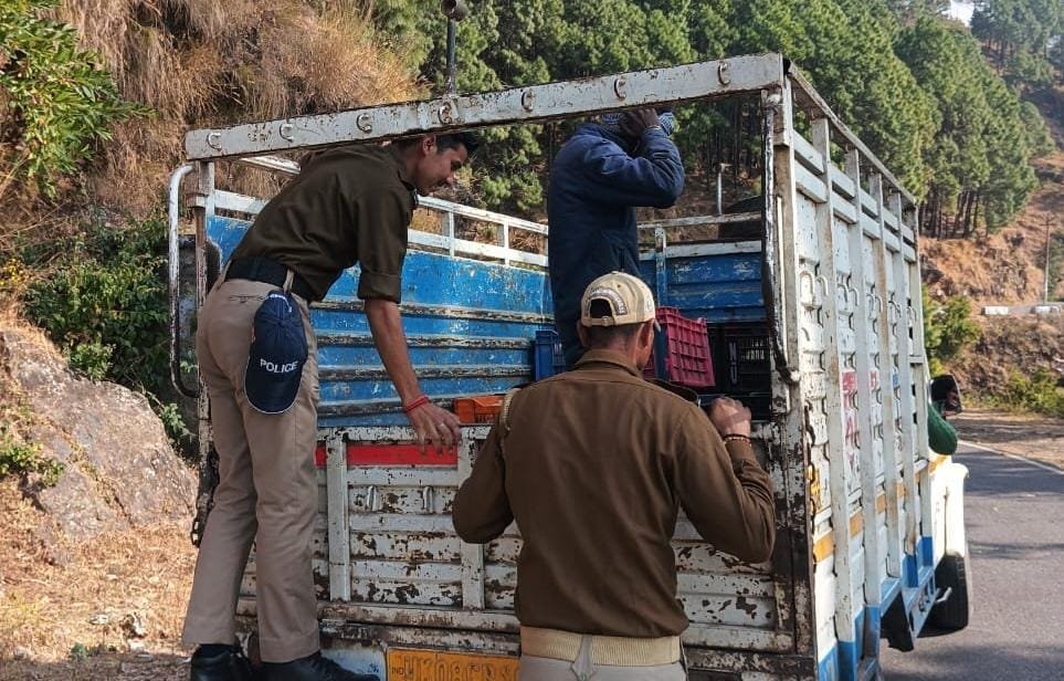 ओवर लोडिंग के खिलाफ पुलिस का एक्शन