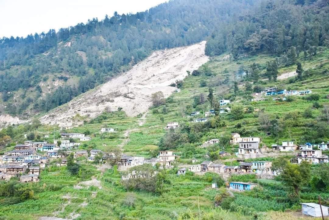 चमोली में विस्थापित परिवारों को आर्थिक मदद