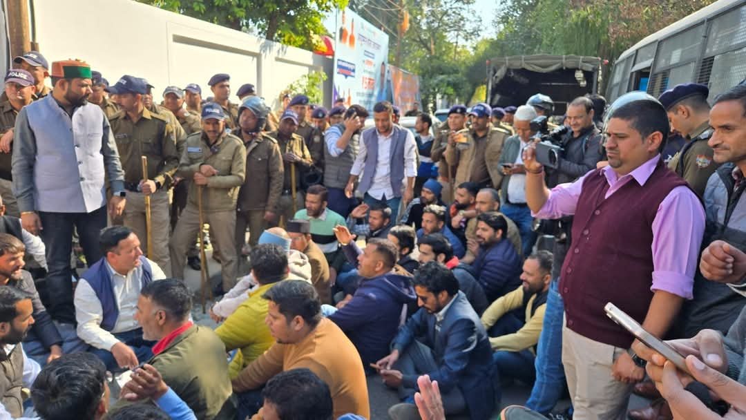 धन सिंह रावत के आवास पर प्रीतम सिंह का धरना