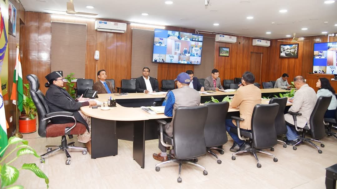 भू कानून के मुद्दे पर मुख्य सचिव की बैठक