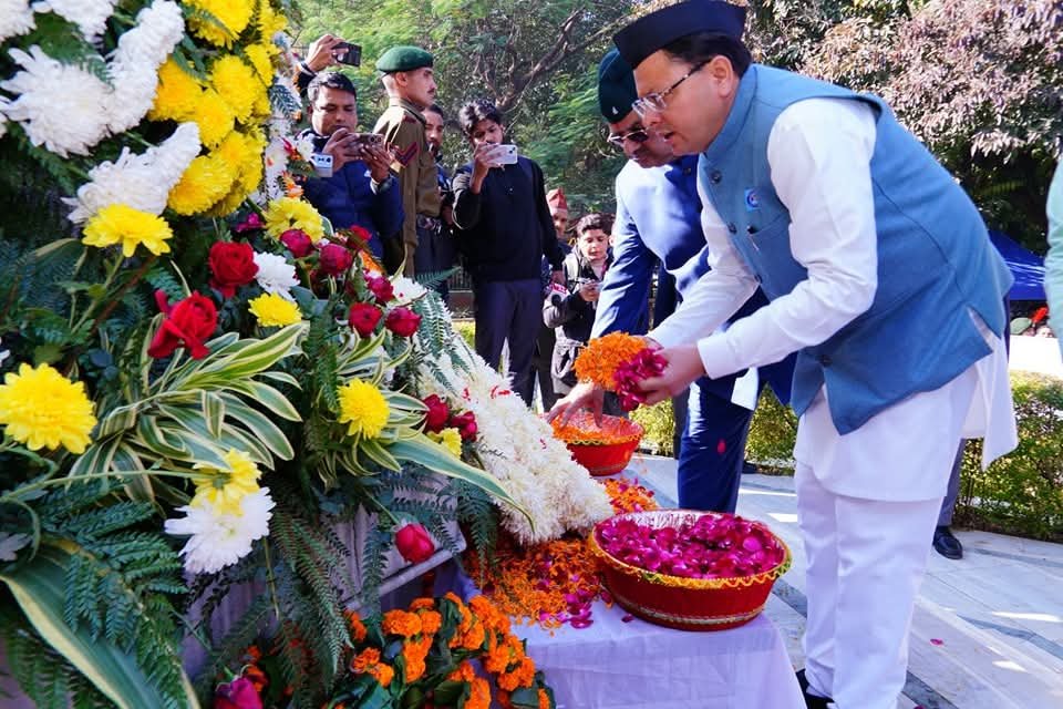 विजय दिवस पर सीएम ने अमर शहीदों के परिजनों को किया सम्मानित