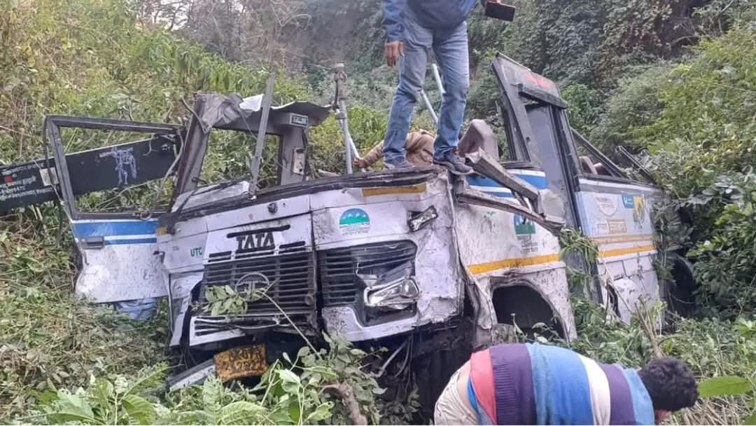 भीमताल में रोडवेज की बस खाई में गिरने से चार लोगों की मौत