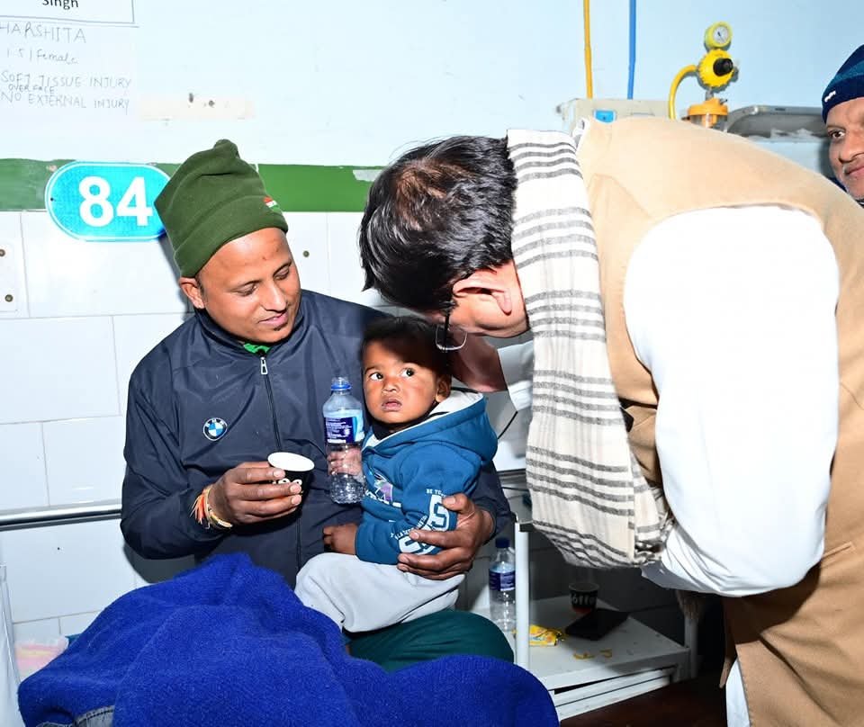 भीमताल बस हादसे के घायलों का सीएम ने जाना हाल, कुमाऊं कमिश्नर को दिए एक्शन लेने के निर्देश