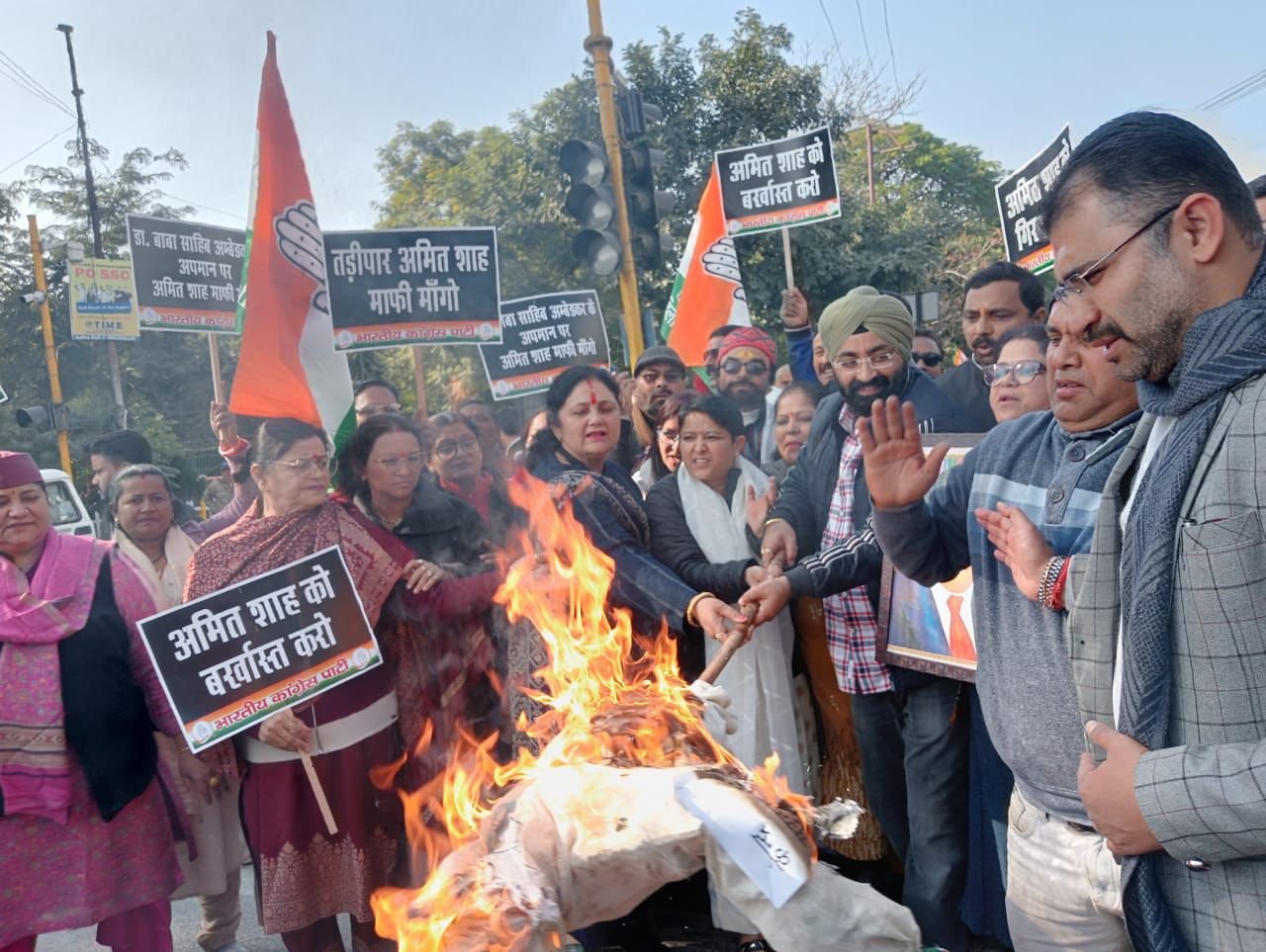 राहुल गांधी के समर्थन में सड़क पर उतरी कांग्रेस