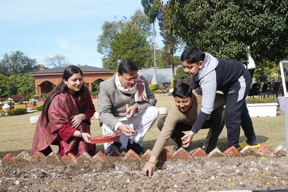 देहरादून में सीएम आवास पर ट्यूलिप की नई प्रजाति लगाई गई