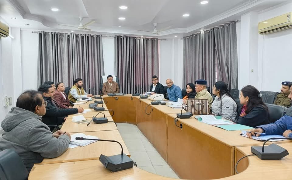 राज्य निर्वाचन आयुक्त ने ली मतदान की तैयारियों की जानकारी