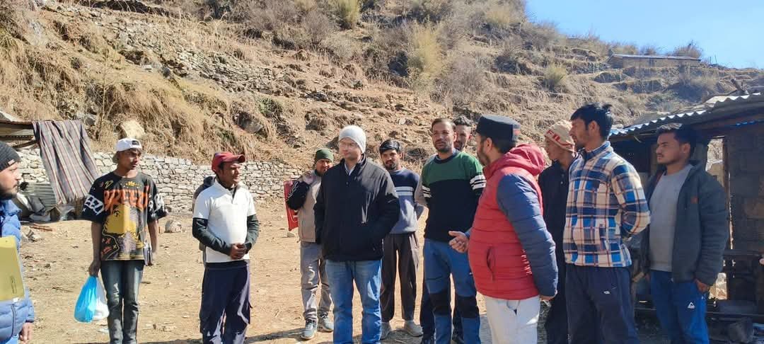 8 किलोमीटर पैदल चलकर गांव पहुंचे चमोली के डीएम