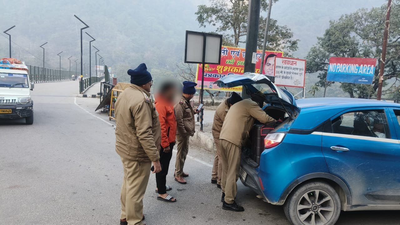 पौड़ी में सड़क को पुलिस का चेकिंग अभियान जारी