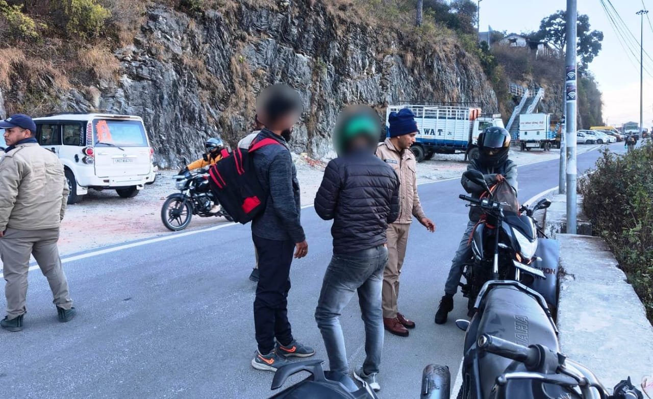 सड़क सुरक्षा को‌ लेकर पौड़ी पुलिस की सतर्कता