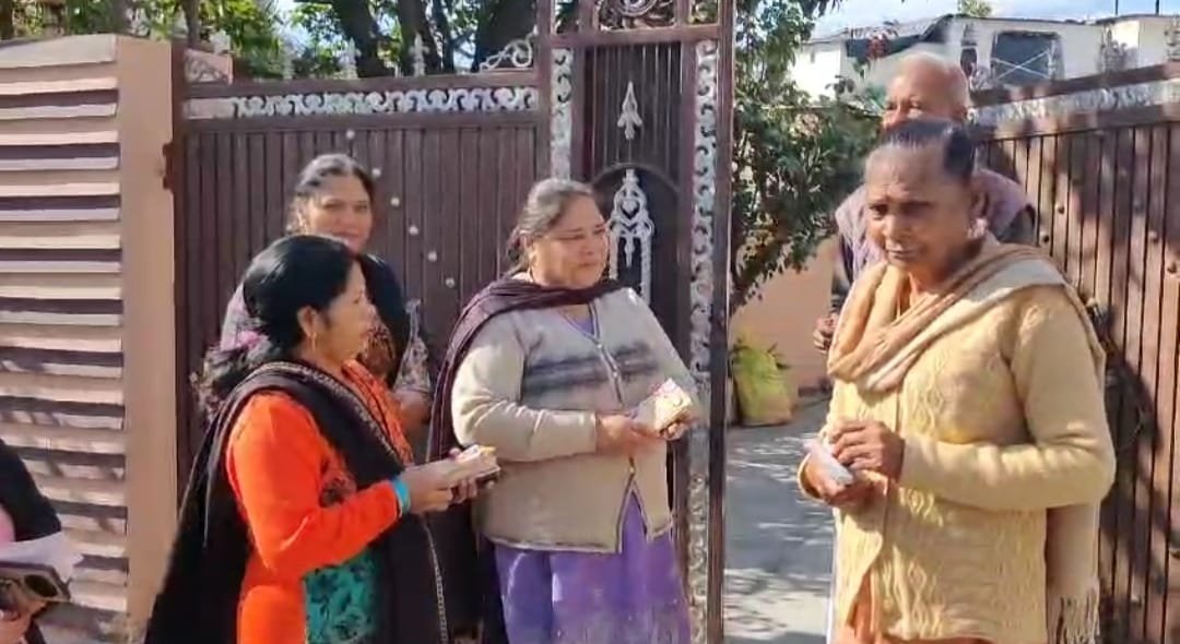 देहरादून नगर निगम वार्ड नंबर 34 में निर्दलीय उम्मीदवार सुमन मित्तल ने तेज किया प्रचार
