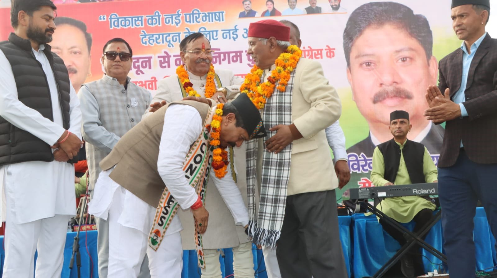 वीरेंद्र पोखरियाल को गढ़ रत्न नरेंद्र सिंह नेगी ने दिया आशीर्वाद