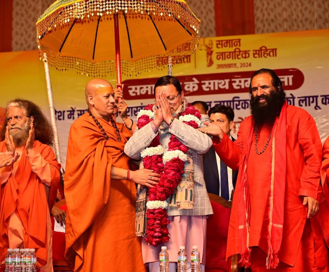 यूसीसी को लेकर साधु संतों ने प्रयागराज में किया सीएम धामी का सम्मान