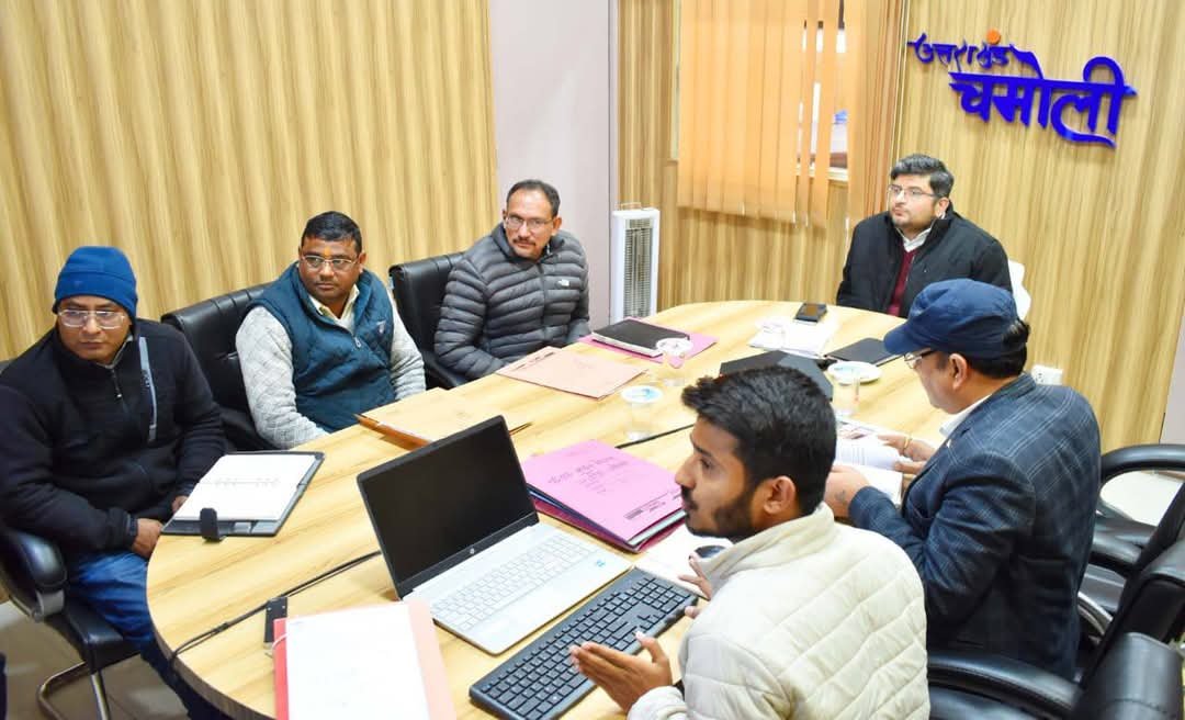 डीएम चमोली ने की सूर्यघर योजना की समीक्षा