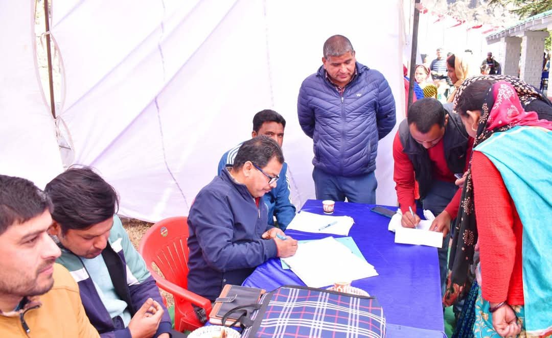 चमोली के दुर्मी गांव में प्रशासन ने लगाया बहुउद्देशीय शिविर