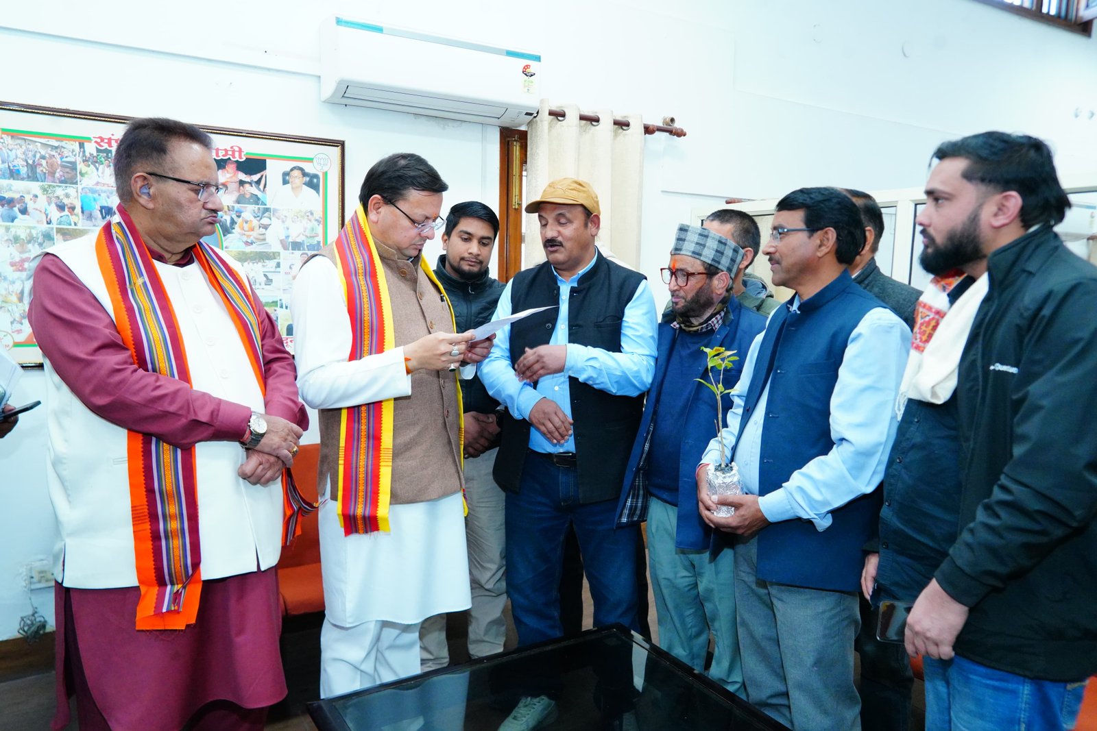 कर्मचारी महासंघ ने सीएम धामी से की मुलाकात नियमितीकरण की मांग का सौंपा ज्ञापन