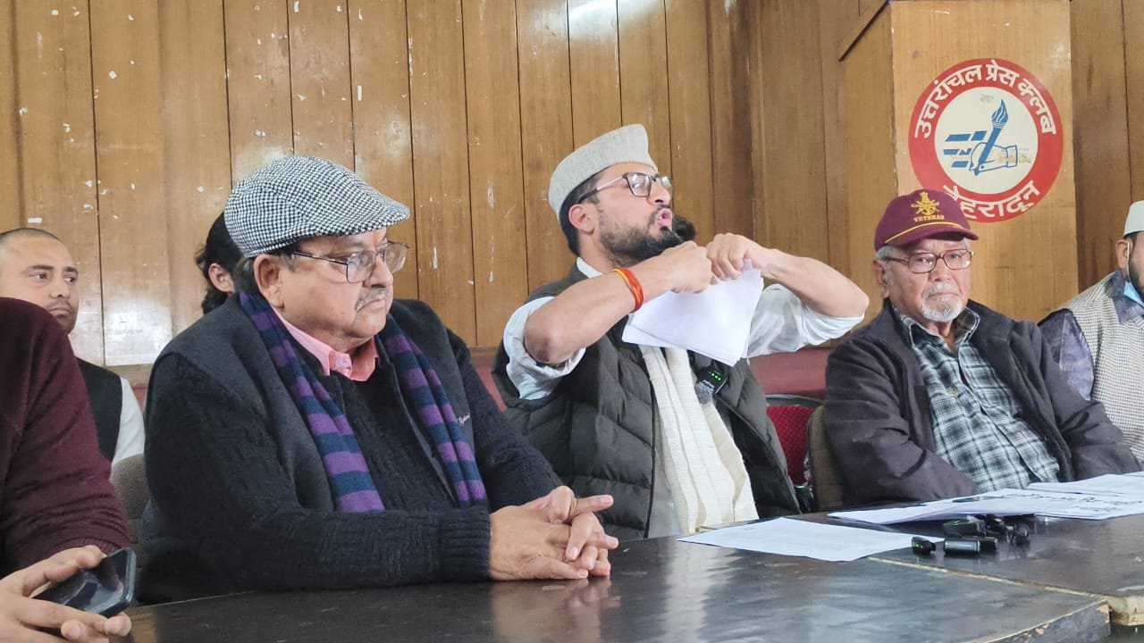 मोहित डिमरी ने फाड़ दी भू कानून की कॉपी सरकार पर लगाया जनता को धोखा देने का आरोप