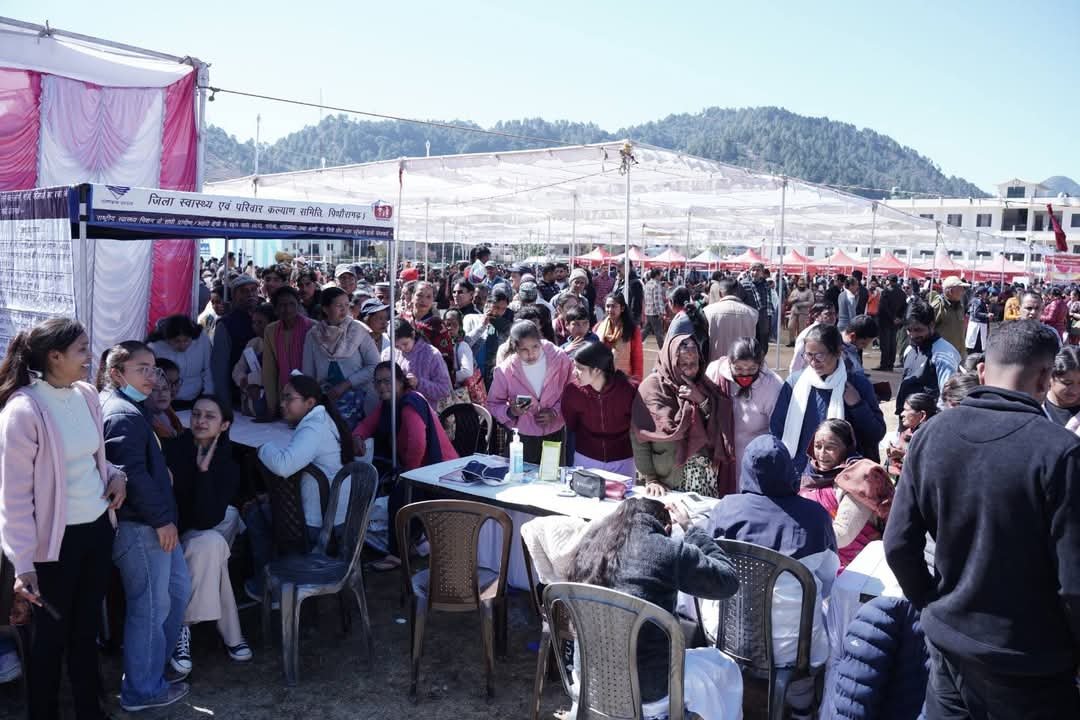 विधिक बहुउद्देशीय शिविर में लोगों की भीड़