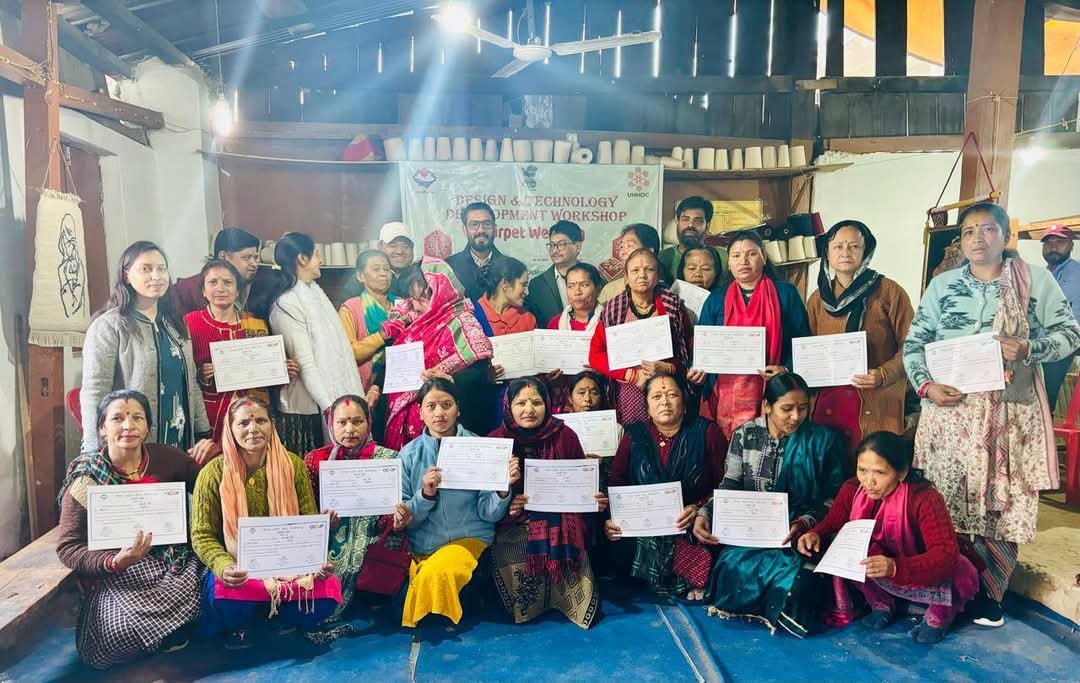 पिथौरागढ़ में 20 महिलाओं को दी गई कारपेट बनाने की ट्रेनिंग