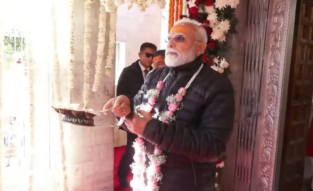 पीएम मोदी ने मुखवा में की मां गंगा की पूजा
