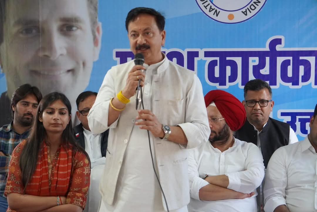 करन माहरा ने महेंद्र भट्ट के पुतले को पटाखों से उड़ाए जाने पर जताई आपत्ति कड़ी कार्रवाई की मांग