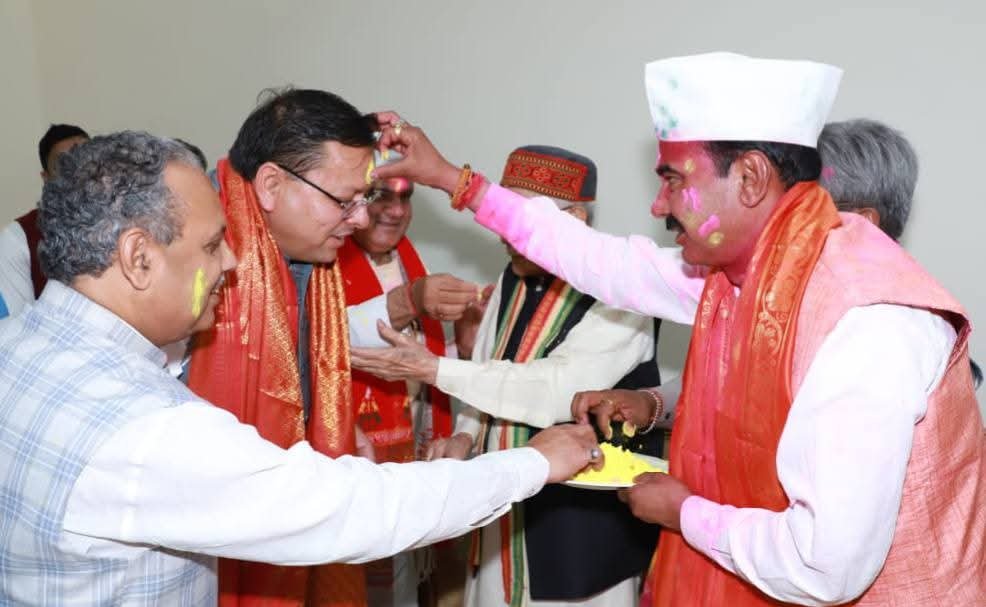 दिल्ली में होली मिलन समारोह में सीएम धामी